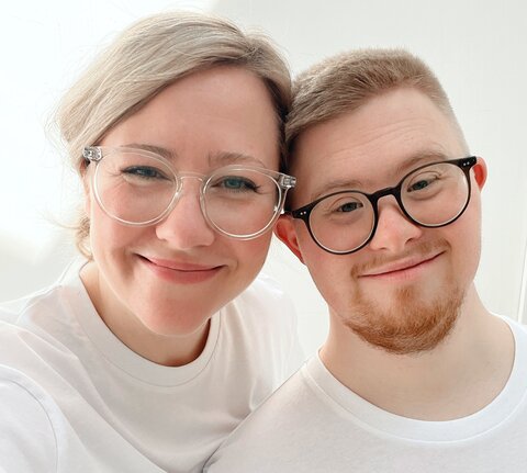 Die Geschwister Marian und Tabea Mewes lächeln in die Kamera. Beide tragen eine Brille.