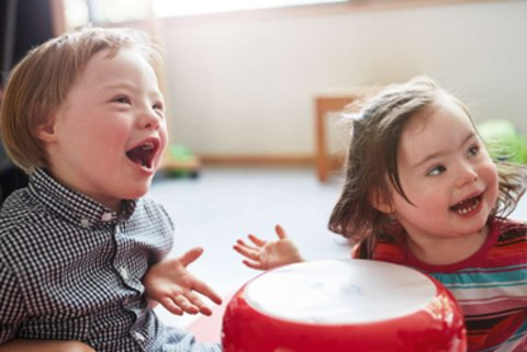 Spielende Kinder mit Down-Syndrom