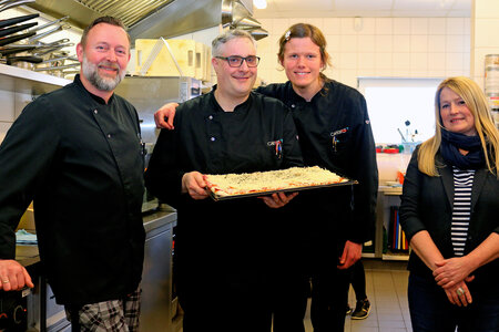 Christian Friede in der Küche mit seinem Ausbilder, seinem Kollegen und Jobcoach