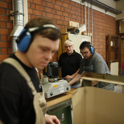 Ein Mann beim Arbeiten in der Werkstatt. Ein Mann beim Arbeiten in der Werkstatt.