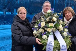 Mit einem Kranz am T4-Gedenkort in Berlin erinnerten am 28. Januar Lebenshilfe-Vertreter*innen an die Opfer der NS-„Euthanasie". Von links: Dagmar Schmidt, MdB und Mitglied im Bundesvorstand der Lebenshilfe, Christian Specht, Selbstvertreter und Mitglied im Landesvorstand der Lebenshilfe Berlin, und Bundesvorsitzende Ulla Schmidt, Bundesministerin a.D. 