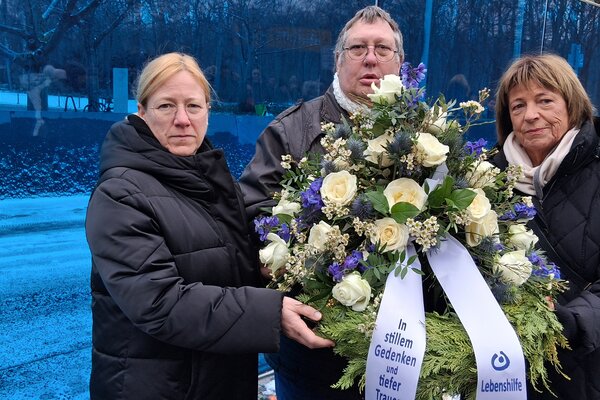 Mit einem Kranz am T4-Gedenkort in Berlin erinnerten am 28. Januar Lebenshilfe-Vertreter*innen an die Opfer der NS-„Euthanasie". Von links: Dagmar Schmidt, MdB und Mitglied im Bundesvorstand der Lebenshilfe, Christian Specht, Selbstvertreter und Mitglied im Landesvorstand der Lebenshilfe Berlin, und Bundesvorsitzende Ulla Schmidt, Bundesministerin a.D. 