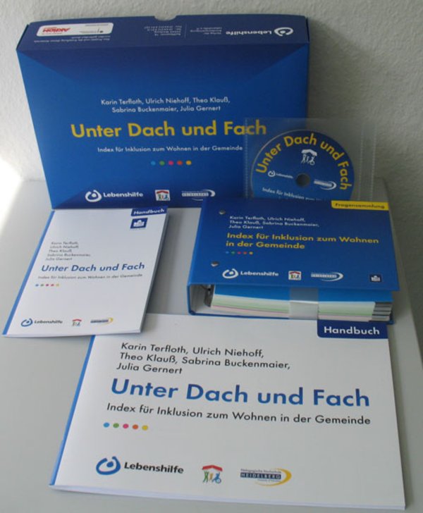 Das Foto zeigt die enthaltenen Medien aus dem Set "Unter Dach und Fach": Anwenderhandbuch, Handbuch in Leichter Sprache, Ordner mit Karteikarten und ein Karton, der die CD-ROM und die DVD enthält.