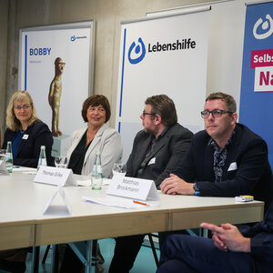 Pressegespräch zur Mitgliederversammlung der Bundesvereinigung Lebenshilfe, von links: Rudi Mallasch, Abeilungsleiter Kommunikation, Bundesgeschäftsführerin Prof. Dr. Jeanne Nicklas-Faust, Bundesvorsitzende Ulla Schmidt, die Selbstvertreter Thomas Gilles und Matthias Brockmann sowie Referentin Claudia Niehoff.