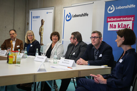 Pressegespräch zur Mitgliederversammlung der Bundesvereinigung Lebenshilfe, von links: Rudi Mallasch, Abeilungsleiter Kommunikation, Bundesgeschäftsführerin Prof. Dr. Jeanne Nicklas-Faust, Bundesvorsitzende Ulla Schmidt, die Selbstvertreter Thomas Gilles und Matthias Brockmann sowie Referentin Claudia Niehoff.