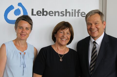 Lebenshilfe-Bundesvorsitzende Ulla Schmidt, MdB, steht zwischen Landrätin Kirsten Fründt und Oberbürgermeister Dr. Thomas Spies.