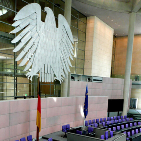 Plenarsaal im Bundestag mit Bundesadler groß im Bild
