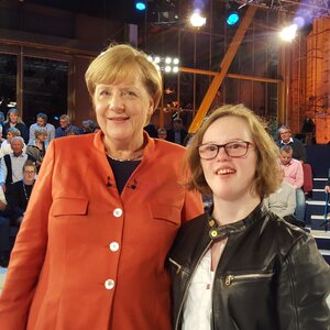Natalie Dedreux (rechts) und Bundeskanzlerin Angela Merkel stehen nebeneinander in der ARD-Sendung Wahlarena. Im Hintergrund ist das Studio-Publikum.