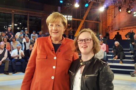 Natalie Dedreux (rechts) und Bundeskanzlerin Angela Merkel stehen nebeneinander in der ARD-Sendung Wahlarena. Im Hintergrund ist das Studio-Publikum.