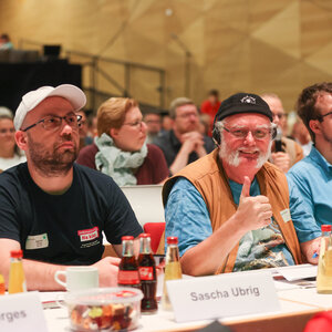 Selbstvertreter aus dem Rat der Menschen mit Behinderung bei der Mitgliederversammlung der Bundesvereinigung Lebenshilfe in der Stadthalle Marburg.
