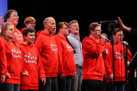 BOBBY-Preisträger André Dietz singt gemeinsam mit den "Notemträumern". Der Chor der Lebenshilfe Hildesheim brachte viel Schwung in die Preisverleihung in der Stadthalle Marburg.