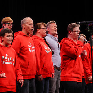 BOBBY-Preisträger André Dietz singt gemeinsam mit den "Notemträumern". Der Chor der Lebenshilfe Hildesheim brachte viel Schwung in die Preisverleihung in der Stadthalle Marburg.