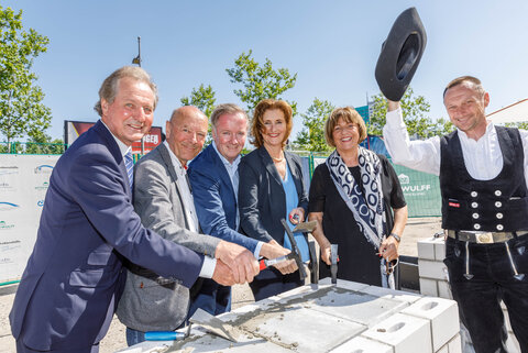 Mitglieder des Bundesvorstandes legen den Grundstein für die neue Bundesgeschäftsstelle.