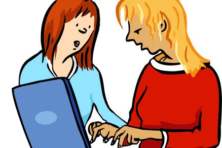 Die Assistentin schreibt für eine Frau etwas auf dem Computer.