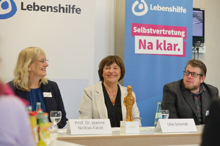 Bundesvorsitzende Ulla Schmidt beim Pressegespräch flankiert von Bundesgeschäftsführerin Prof. Dr. Jeanne Nicklas-Faust und Selbstvertreter Thomas Gilles, der die Projektgruppe "Master-Plan" zur Stärkung der Selbstvertretung von Menschen mit geistiger Beeinträchtigung leitete.