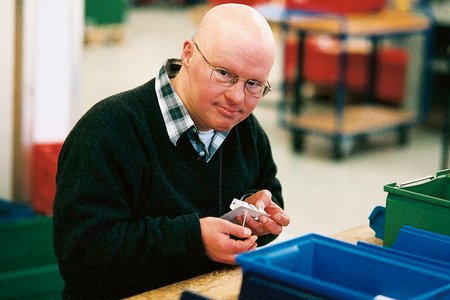 Ein Mann bei der Arbeit in einer Werkstatt