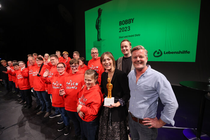 MV2023 Impressionen aus dem Saal - Bobby-Träger mit Chor Notenrräumer