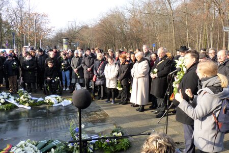 Zahlreiche Menschen mit und ohne Behinderung kamen am 27. Januar zum T4-Gedenkort in der Berliner Tiergartenstraße, um für die Opfer des Nationalsozialismus Blumen und Kränze niederzulegen. Der Bundesbehindertenbeauftragte Jürgen Dusel (am Mikrofon) hatte zu der Gedenkfeier eingeladen.