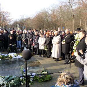 Zahlreiche Menschen mit und ohne Behinderung kamen am 27. Januar zum T4-Gedenkort in der Berliner Tiergartenstraße, um für die Opfer des Nationalsozialismus Blumen und Kränze niederzulegen. Der Bundesbehindertenbeauftragte Jürgen Dusel (am Mikrofon) hatte zu der Gedenkfeier eingeladen.