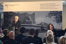 In der Philharmonie erinnerte Bundespräsident Frank-Walter Steinmeier an die Opfer der "Euthanasie"-Verbrechen der Nationalsozialisten. Rund 300 Menschen nahmen an der Jubiläumsveranstaltung zum zehnjährigen Bestehen des T4-Denkmals teil. Es befindet sich gleich vor dem Konzerthaus in der Berliner Tiergartenstraße.