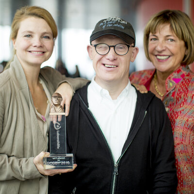 BOBBY-Verleihung 2016 (von links nach rechts): BOBBY-Preisträgerin Annette Frier, Bobby Brederlow und Ulla Schmidt, Bundesvorsitzende der Lebenshilfe.