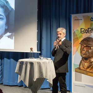 Florian Jaenicke zeigt Fotos von seinem Sohn Friedrich, der schwer und mehrfach behindert ist.