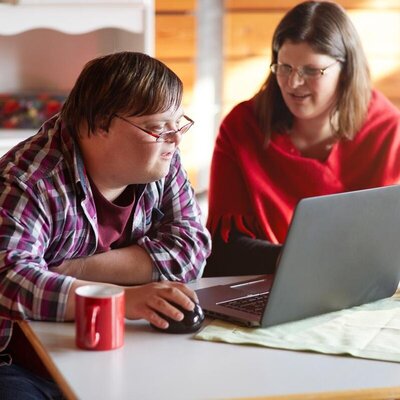 Mitmachen - gemeinsam bei der Arbeit am Computer Eine Frau und ein Mann arbeiten zusammen am Laptop