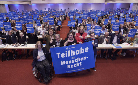 Teilhabe ist Menschenrecht. Das sagt auch Bundessozialministerin Bärbel Bas, die heute zu Gast auf der Mitgliederversammlung der Bundesvereinigung Lebenshilfe war.