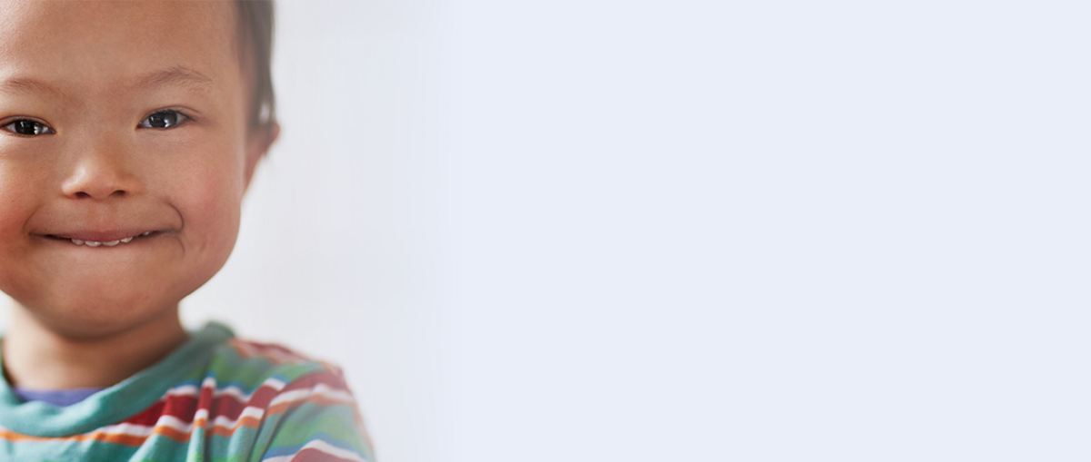 Ein kleiner Junge mit Behinderung in der Nahaufnahme.