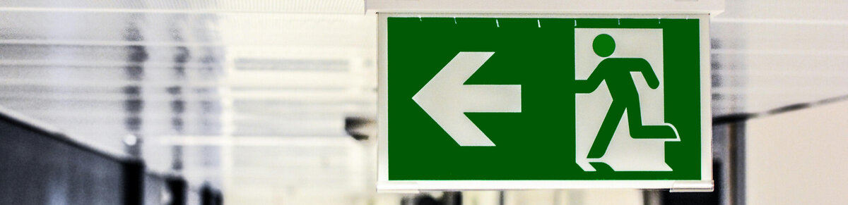 Inklusiver Katastrophenschutz für Menschen mit Behinderung: Hier zu sehen: Ein Schild (Hinweis: Notausgang).
