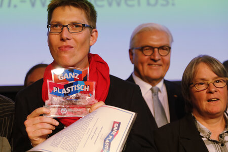 Maximilian Weiger aus Sigmaringen ist der Sieger im Lebenshilfe-Wettbewerb "Ganz plastisch." Neben ihm stehen Bundespräsident Frank-Walter Steinmeier und Ramona Günther, Selbstvertreterin mit Behinderung aus dem Bundesvorstand der Lebenshilfe.