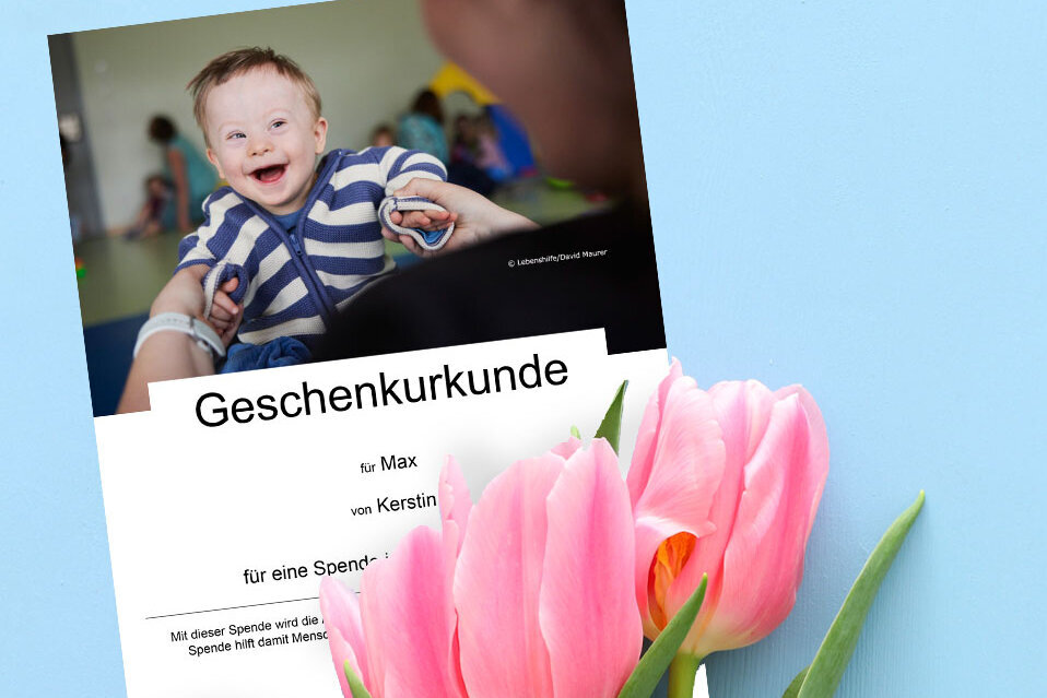 Ein Spenden-Gutschein mit Tulpen als Dekoration.