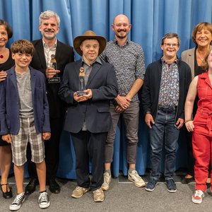 Alle Preisträger kommen zum Gruppenbild zusammen.