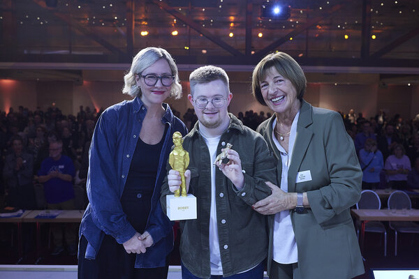 BOBBY-Verleihung 2025: Die Geschwister Tabea und Marian Mewes erhalten den Lebenshilfe-Preis von der Bundesvorsitzenden Ulla Schmidt.