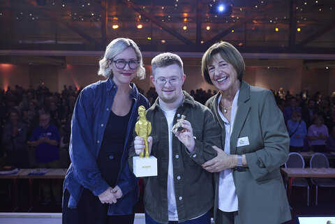 BOBBY-Verleihung 2025: Die Geschwister Tabea und Marian Mewes erhalten den Lebenshilfe-Preis von der Bundesvorsitzenden Ulla Schmidt.