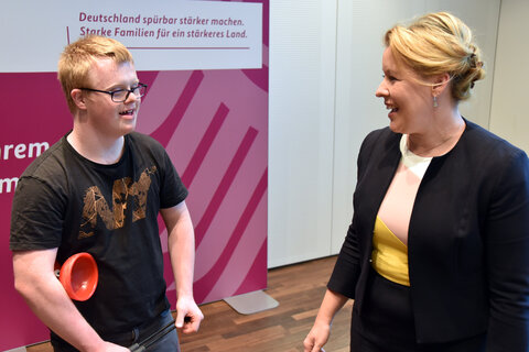 Oskar Schenck von der Lebenshilfe Berlin mit Familienministerin Dr. Franziska Giffey. 