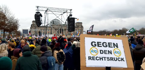 Demonstration für Demokratie und gegen den Rechtsruck vor dem Bundestag in Berlin