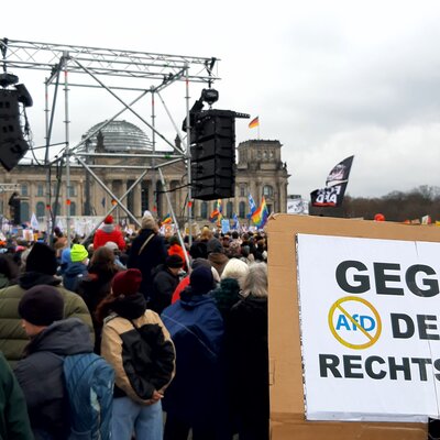 Demonstration für Demokratie und gegen den Rechtsruck vor dem Bundestag in Berlin