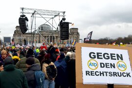 Demonstration für Demokratie und gegen die AfD am 3. Februar 2024 vor dem Bundestag in Berlin. Auf einem Pappschild ist in Großbuchstaben zu lesen: GEGEN DEN RECHTSRUCK. Zudem ist darauf zweimal "AfD" geschrieben und jeweils durchgestrichen.i